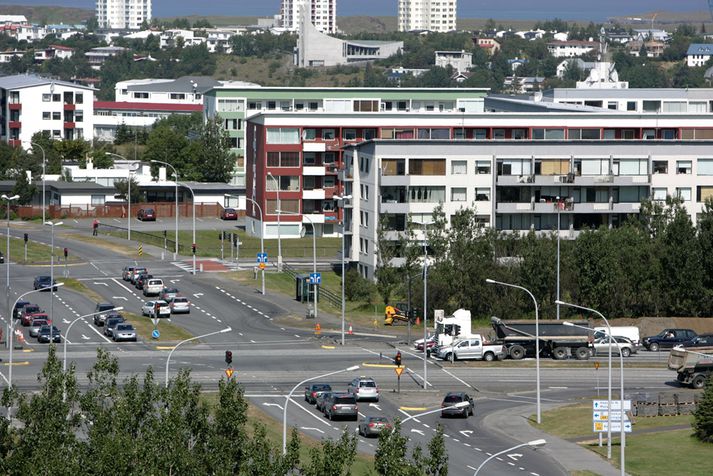 Slysið varð á gatnamótum Kringlumýrarbrautar og Háaleitisbrautar í maí 2006.