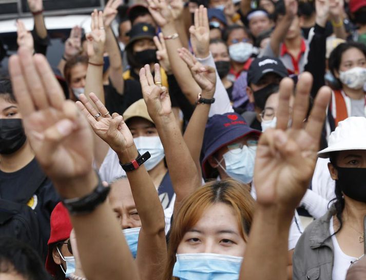 Mótmælendur í Bangkok halda þremur fingrum á lofti en það hefur orðið að tákni hreyfingar sem andæfir ríkisstjórn Taílands.