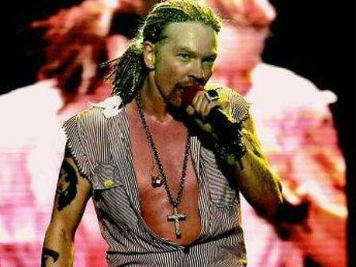 Axl rose veifaði sænskum fána á tónleikum í Ósló við dræmar undirtektir.
