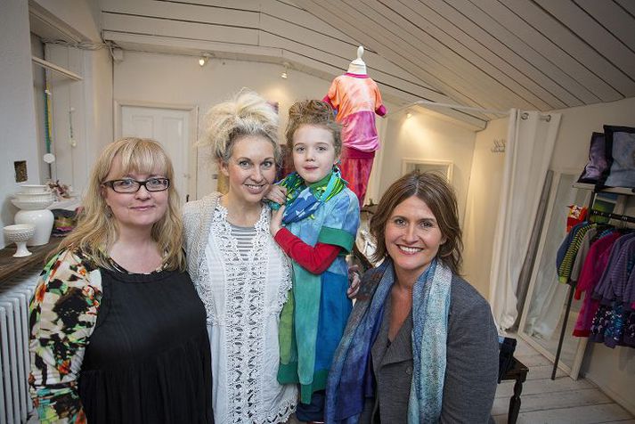 Elín Haraldsdóttir, Hanna Hlíf Bjarnadóttir, Ilmur María og Þóra Björk Schram, í galleríinu Skúmaskoti.