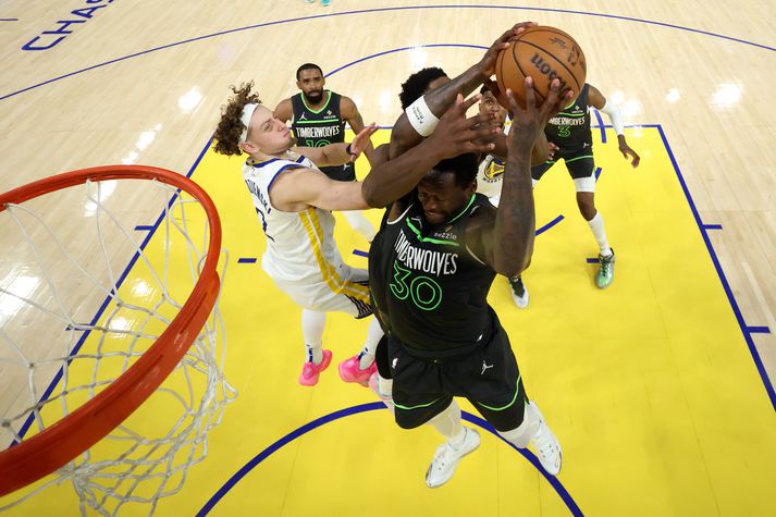 Julius Randle keyrir að körfunni.