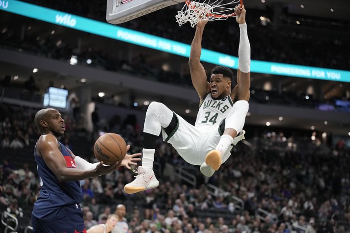 Giannis Antetokounmpo treður boltanum í körfuna með tilþrifum í leik með Milwaukee Bucks.