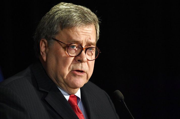 Barr dómsmálaráðherra þótti gera lítið úr þeim niðurstöðu Mueller sem sýndu Trump forseta í neikvæðu ljósi, bæði þegar hann sagði frá meginniðurstöðunum í mars í fyrra og aftur daginn sem skýrslan var gerð opinber í apríl.