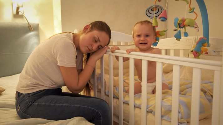 Það kemur eflaust mörgum á óvart en svo virðist sem foreldrar ungra barna séu ekki eins svefnvana og við kannski höldum. Aðeins munar mínútum svefntími barnlausra miðað við svefntíma foreldra með börn undir sex ára.