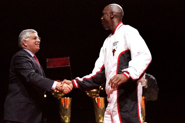 David Stern afhendir hér Michael Jordan einn af sex meistarahringum Air Highness.