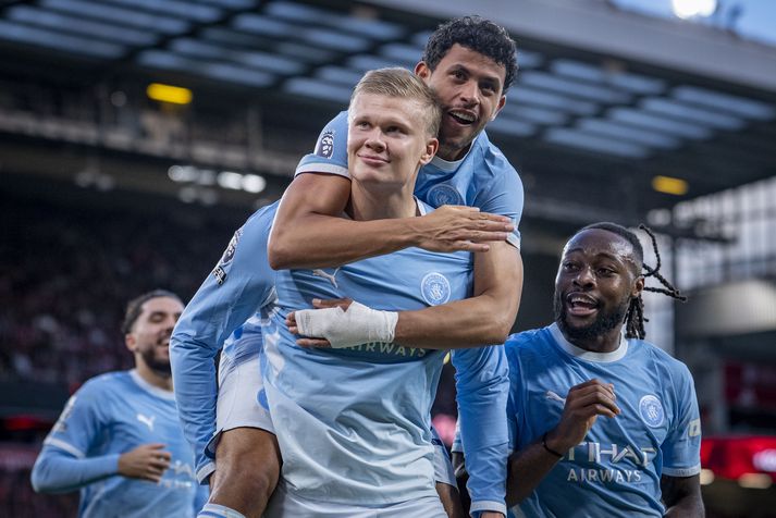 Leikmenn Manchester City fagna marki Erling Haaland í gær