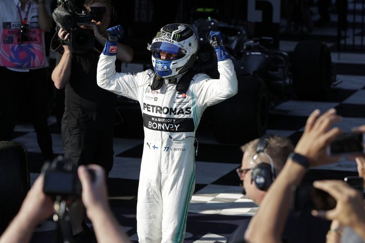 Finnski ökuþórinn Valtteri Bottas fagnar sigri sínum í Melbourne um helgina.