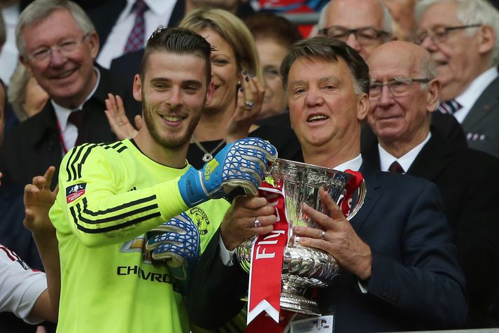 Van Gaal ásamt David De Gea með bikarinn fyrr í dag.