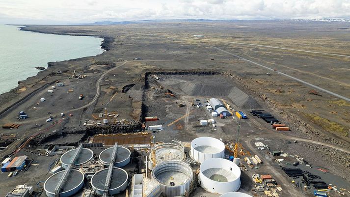 Ker First Water í forgrunni. Til stendur að reisa mölunarverksmiðjuna aðeins vestur af starfsstöð First Water, til móts við hvítt hús Lýsis við Suðurstrandaveg. Í víkinni verður byggð höfn undir starfsemina.