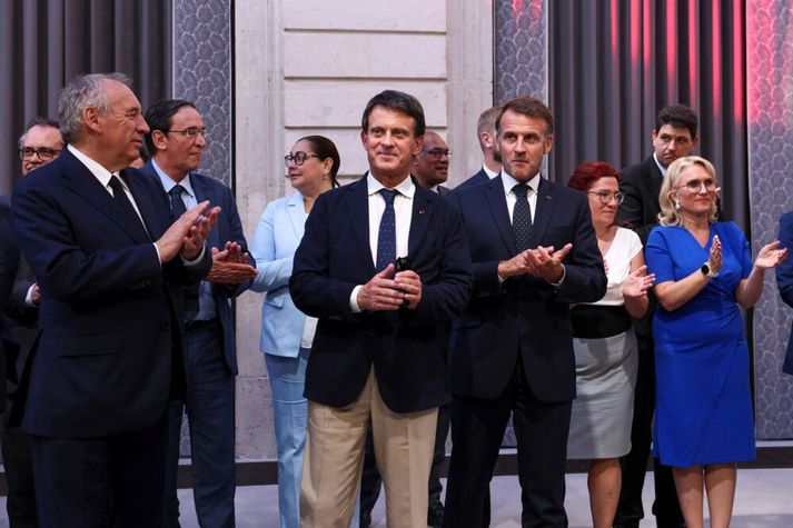 Emmanuel Macron Frakklandsforseti auk fulltrúa Nýju-Kaledóníu fagna samkomulaginu.