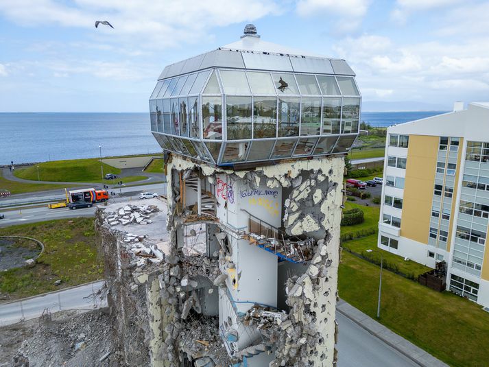 Það sem eitt sinn var stórt og virðulegt hús við Kirkjusand er nú rústir einar.