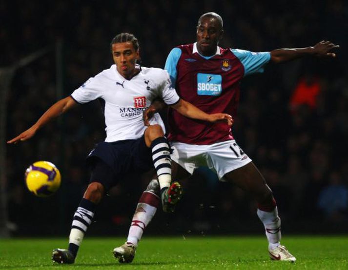 Benoit Assou-Ekotto og Carlton Cole í baráttunni.
