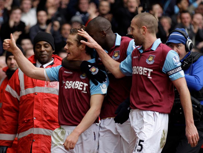 Scott Parker fagnar marki á móti Liverpool.