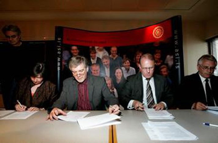 Kjarasamningarnir undirritaðir sl. fimmtudag.