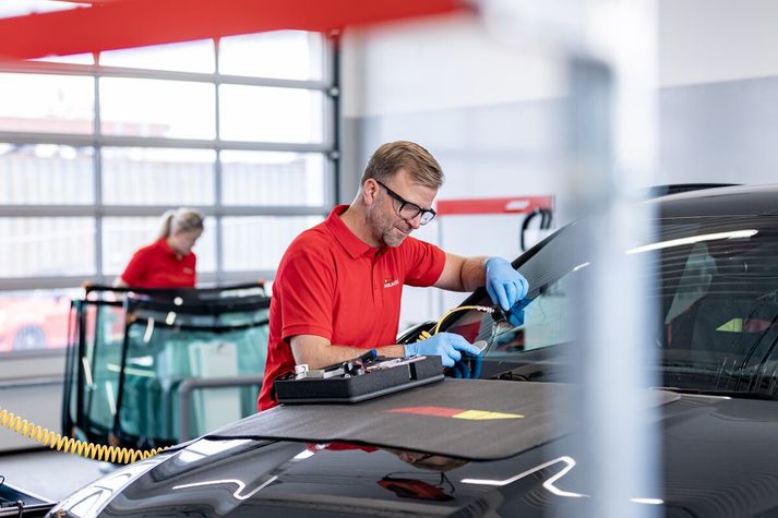 Algengt er að fólk aki um með stjörnu í framrúðunni án þess að gera neitt í því en yfirleitt er mjög auðvelt að laga slíkar skemmdir.