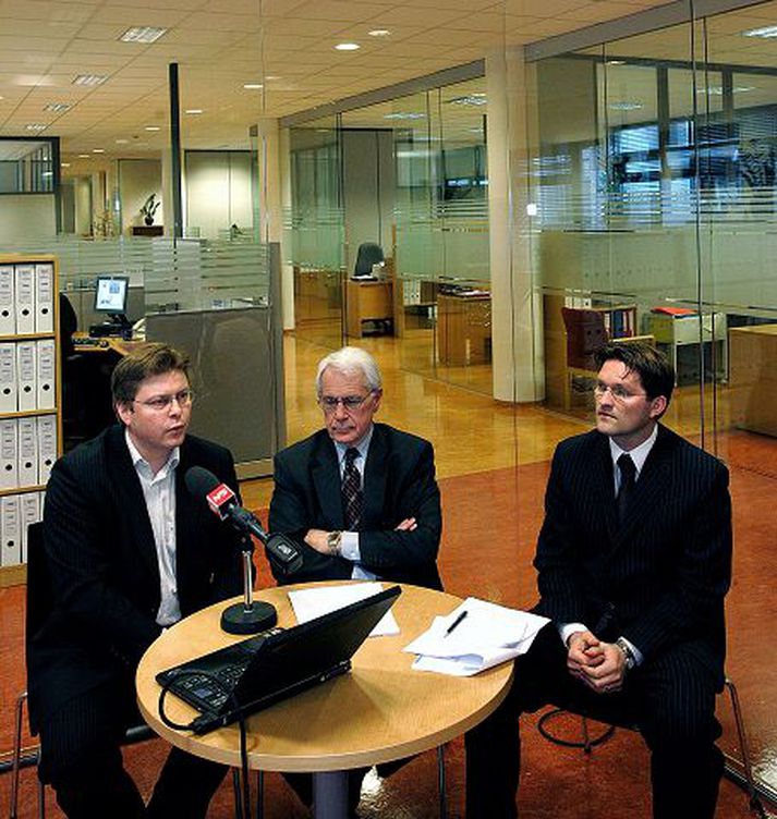 Íbúðalánasjóður. Guðmundur Bjarnason, framkvæmdastjóri Íbúðalánasjóðs, ítrekar styrka stöðu sjóðsins á blaðamannafundi í síðustu viku. Kenningar eru á lofti um að skeytasendingar á milli Lánasýslu ríkisins og Íbúðalánasjóðs beri vott um pólitískt valdabrölt Sjálfstæðisflokks og Framsóknarflokks.