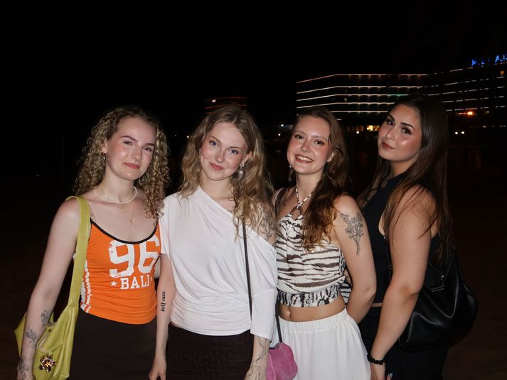 Perla Sól Guðjónsdóttir, Ragna Sól Ragnarsdóttir, Emelía Ósk Kristjánsdóttir og Marta Sjonja Maríusdóttir, strandaglópar á Spáni.