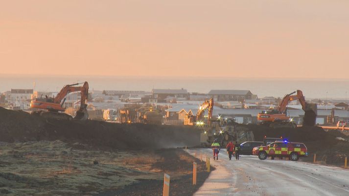 Miðað við hraða hraunsins getur vinna ekki haldið áfram mikið lengur