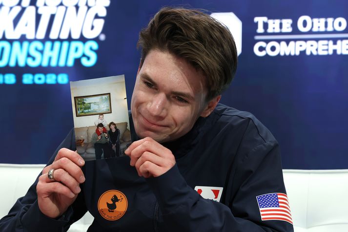 Maxim Naumov heldur á ljósmynd af foreldrum sínum eftir að hafa keppt í frjálsum dansi karla á bandaríska meistaramótinu í listskautum 2026.