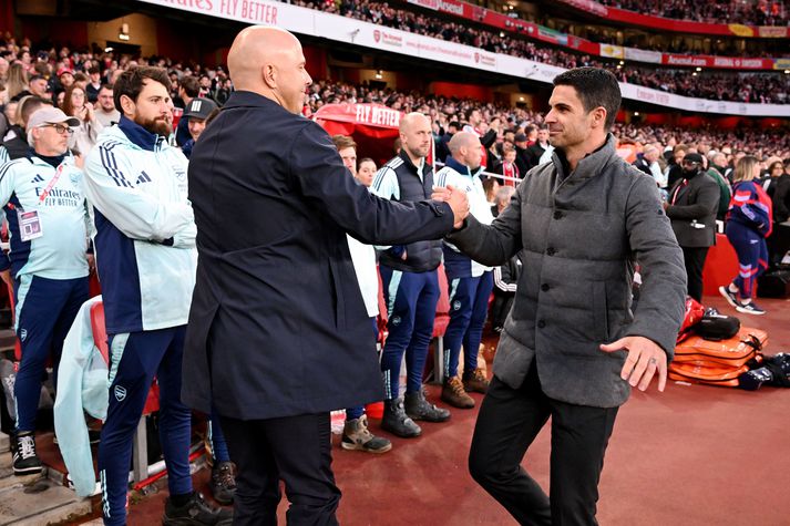 Mikel Arteta, knattspyrnustjóri Arsenal, heilsar Arne Slot, knattspyrnustjóra Liverpool, fyrir fyrri leik liðanna á þessu tímabili.