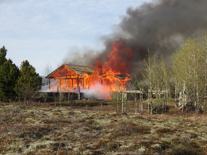 Bústaðurinn varð alelda á skömmum tíma. Myndin er tekin rétt áður en slökkvilið kom á staðinn.