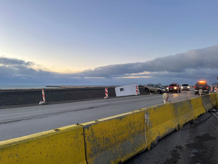 Ökumaður með aftanívagn lenti í mesta basli vegna roksins á Kjalarnesi.