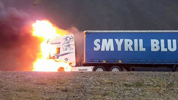 Bíllinn var að flytja plastglugga úr Norrænu þegar eldurinn kom upp.