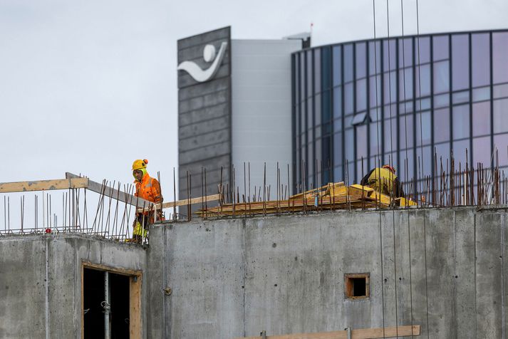 Íslandsbanki spáir því að verðbólga aukist á næstu mánuðum en fari svo lækkandi.