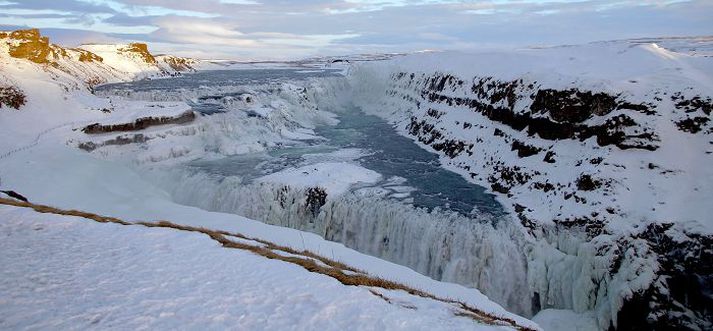 Ferðamenn standa naumlega í fæturnar við Gullfoss nái þeir þangað klakklaust í hálkunni á annað borð.