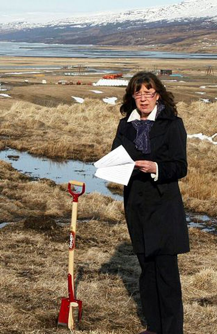 Skóflustunga Kolbrún Halldórsdóttir umhverfisráðherra tók fyrstu skóflu-stunguna að nýrri gestastofu í gær.