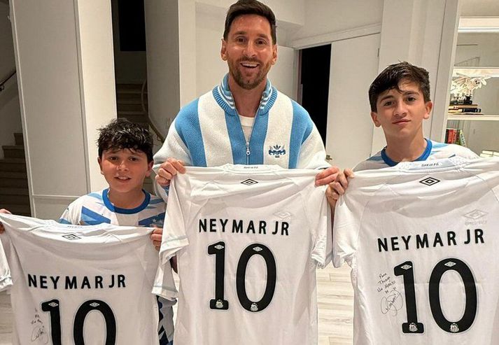 Lionel Messi og synir hans Thiago og Mateo með Santos-treyjurnar.