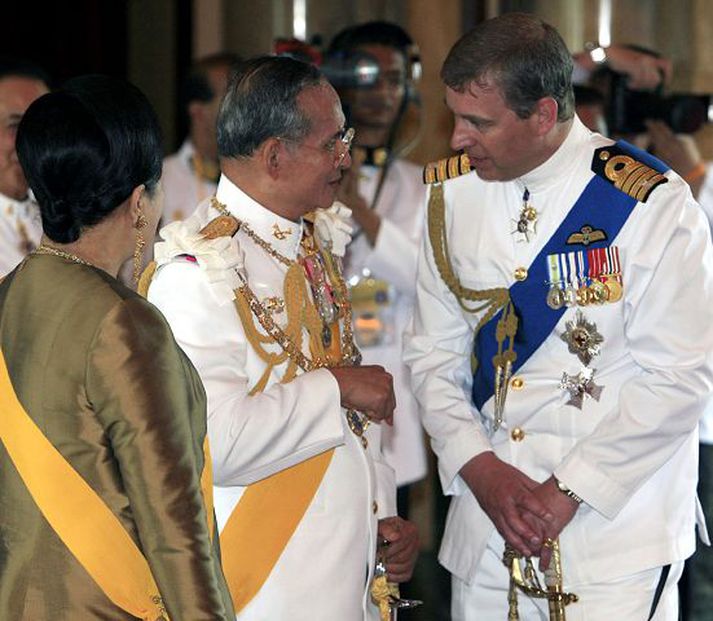 Árnað heilla Háaðalsfólk víða að árnaði Bhumibol Adulyadj Taílandskonungi heilla í gær.