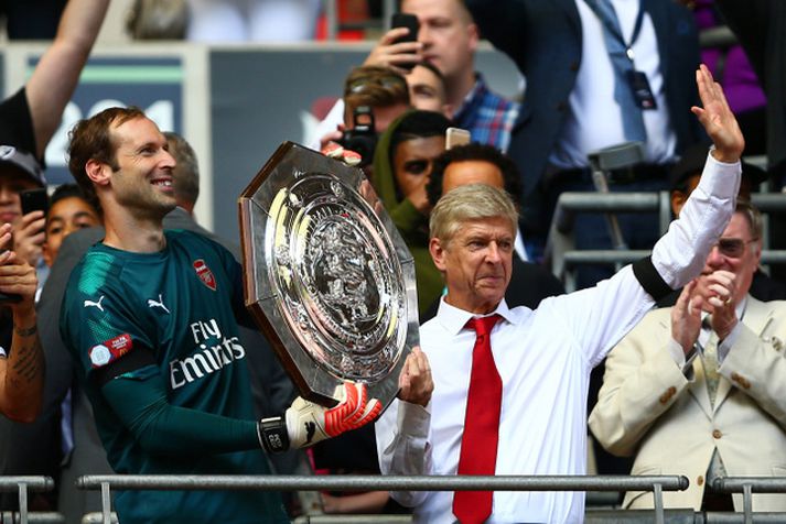 Arsene Wenger og Petr Cech með Samfélagsskjöldinn.