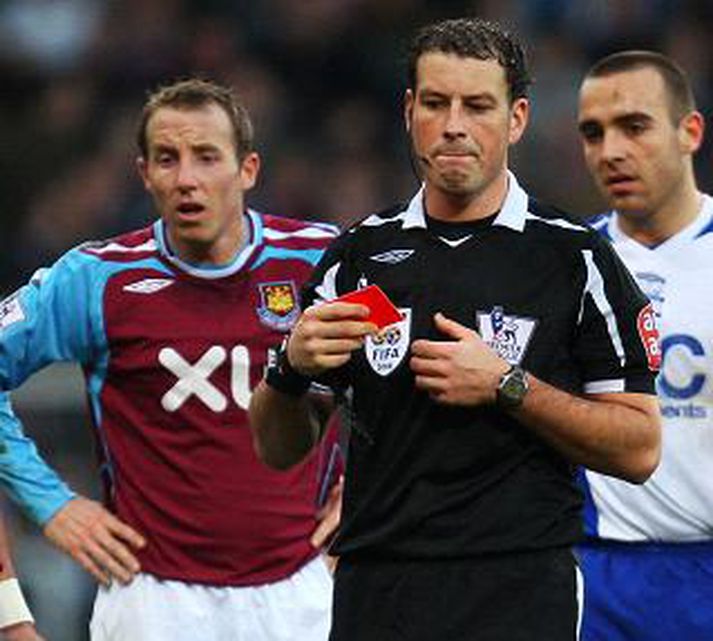 Clattenburg búinn að reka Bowyer í sturtu.
