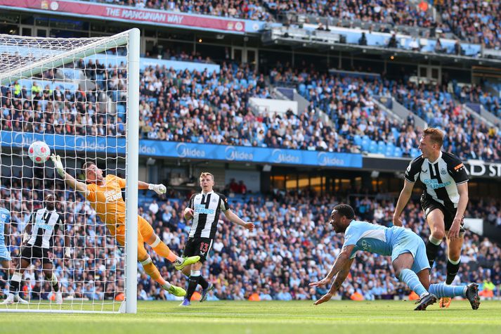 Raheem Sterling skorar hér fyrra mark Manchester City í sigri liðsins á móti Newcastle United í dag. 