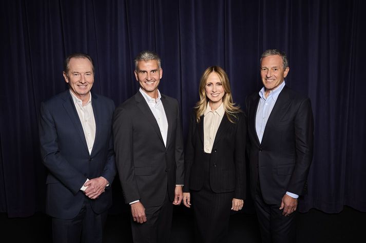 James P. Gorman stjórnarformaður, Josh D’Amaro verðandi forstjóri, Dana Walden sem verður næstráðandi og Robert A. Iger fráfarandi forstjóri.