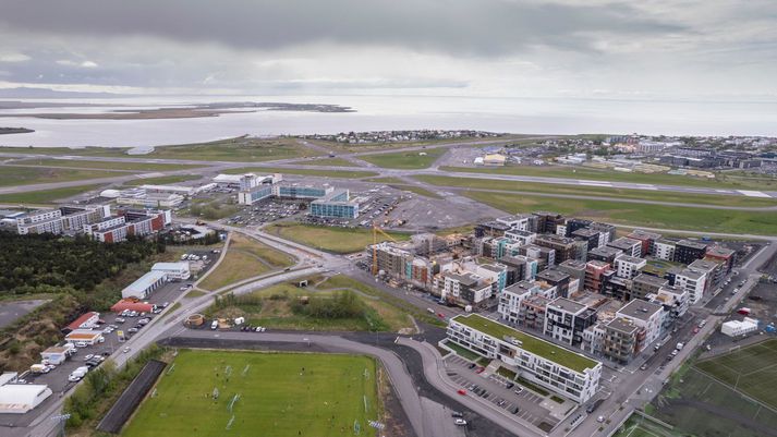 Séð yfir Reykjavíkurflugvöll og Hlíðarendasvæðið. Það hverfi skipulagði borgin þannig að ein af flugbrautum vallarins varð ónothæf.