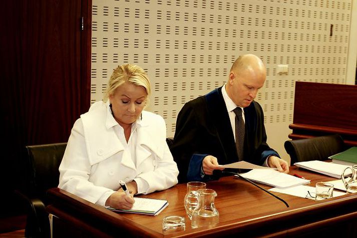 Jónína Benediktsdóttir og Hróbjartur jónatansson. Jónína neitaði að upplýsa um innihald tölvubréfs frá Jóni Ásgeiri Jóhannessyni til Jóns Geralds Sullenberger í dómnum.