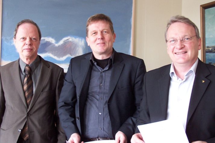 Lúðvík Geirsson bæjarstjóri, Arnþór Halldórsson, stjórnarformaður Titan Global ehf. og Bjarki Jóhannesson, sviðsstjóri skipulags- og byggingarsviðs, við undirritunina í dag. .