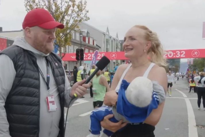 Halldóra Huld Ingvarsdóttir í viðtali eftir Íslandsmeistaratitilinn í dag, með soninn í fanginu.