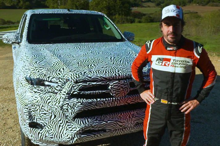 Fernando Alonso og nýr uppfærður Toyota Hilux.