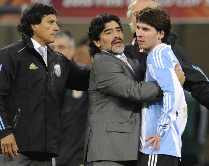 Maradona hughreistir Messi eftir tap Argentínu gegn Þýskalandi á HM 2010.