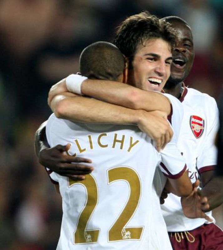 Fabregas og Clichy í faðmlögum.