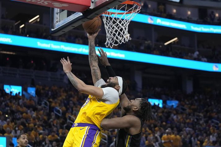 Anthony Davis átti stjörnuleik í San Francisco í gærkvöld.