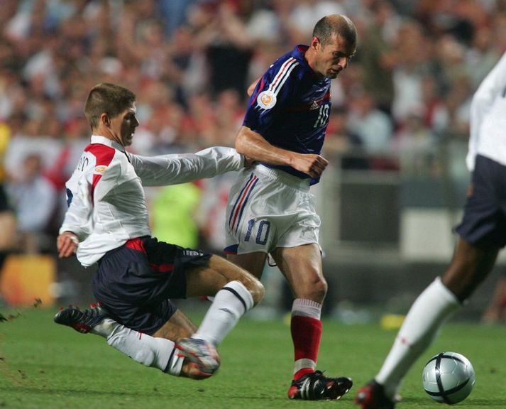 Gerrard er hér að tækja Zidane í landsleik.