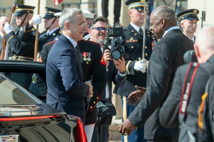 Lloyd Austin varnarmálaráðherra Bandaríkjanna tekur á móti Jens Stoltenberg aðalframkvæmdastjóra NATO við Pentagon í dag. Þriggja daga hátíðarfundur í tilefni 75 ára afmælis NATO hefst í Washington á morgun.