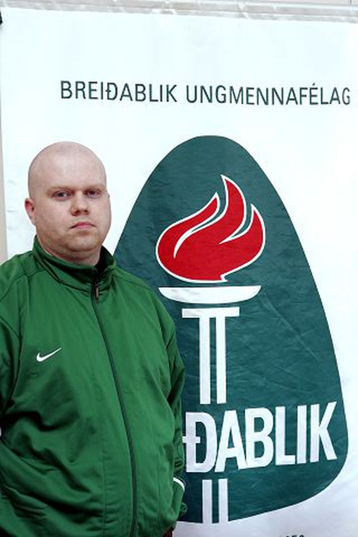 Einar árni sést hér hress eftir undirskriftina í gær.
