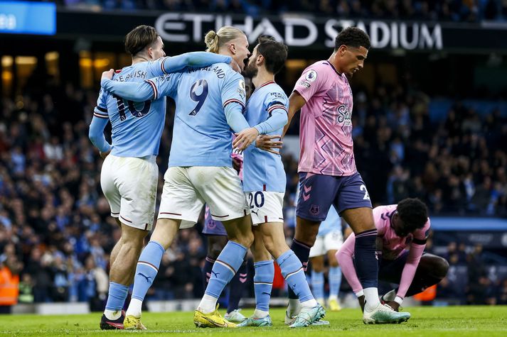 Erling Haaland fagnar marki með Manchester City í leik á móti Everton.