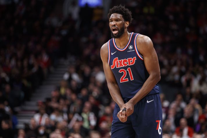 Joel Embiid spilaði með spelku yfir hægri þumalputta í nótt. Hérna sést hann í eitt af mörgum skiptum setja þrýsting á puttan til að mæta sársaukanum.