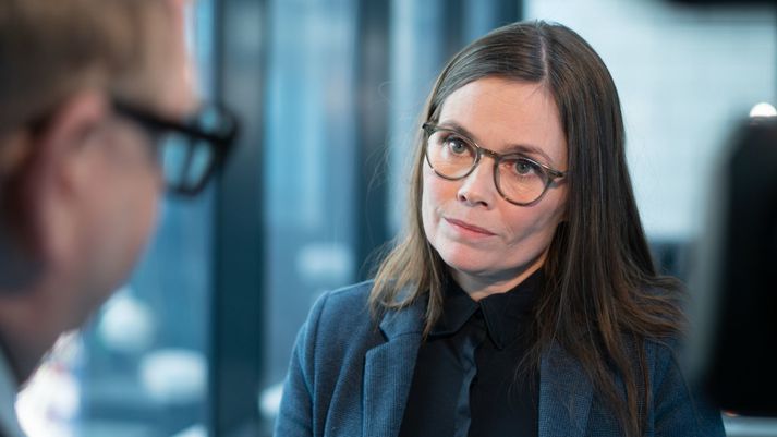 Katrín Jakobsdóttir tekur undir með umboðsmanni Alingis um að það hefði verið betri stjórnsýsla ef dómsmálaráðherra hefði tekið málið upp í ríkisstjórn áður en hann gaf út reglugerð um rafbyssurnar.